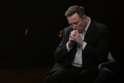 名字测算特斯拉股价收涨超3%：特朗普无意沟通，马斯克父亲劝儿子低头